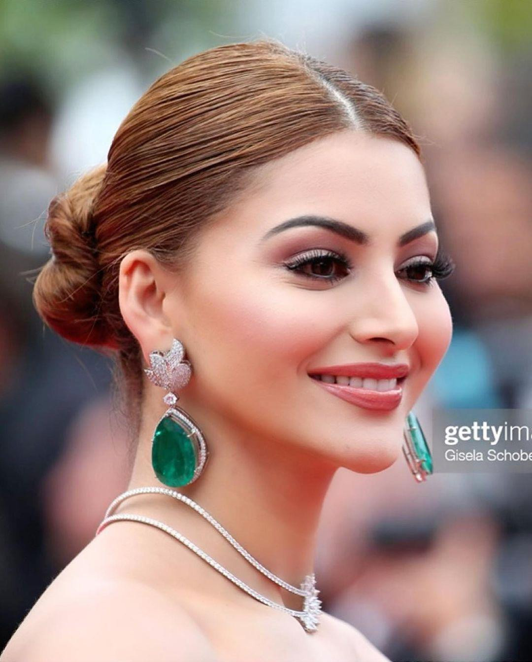 Mỗi lần xuất hiện trên thảm đỏ, Urvashi Rautela đều gây chú ý với nhan sắc cực kỳ xinh đẹp và lộng lẫy của mình.