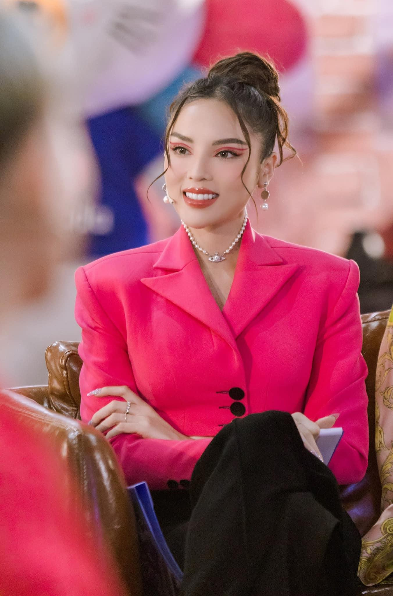 Hoa hậu Kỳ Duyên nổi bật với áo crop-top độn vai tông màu hồng rực rỡ. Hoa hậu Kỳ Duyên nổi bật với áo crop-top độn vai tông màu hồng rực rỡ.