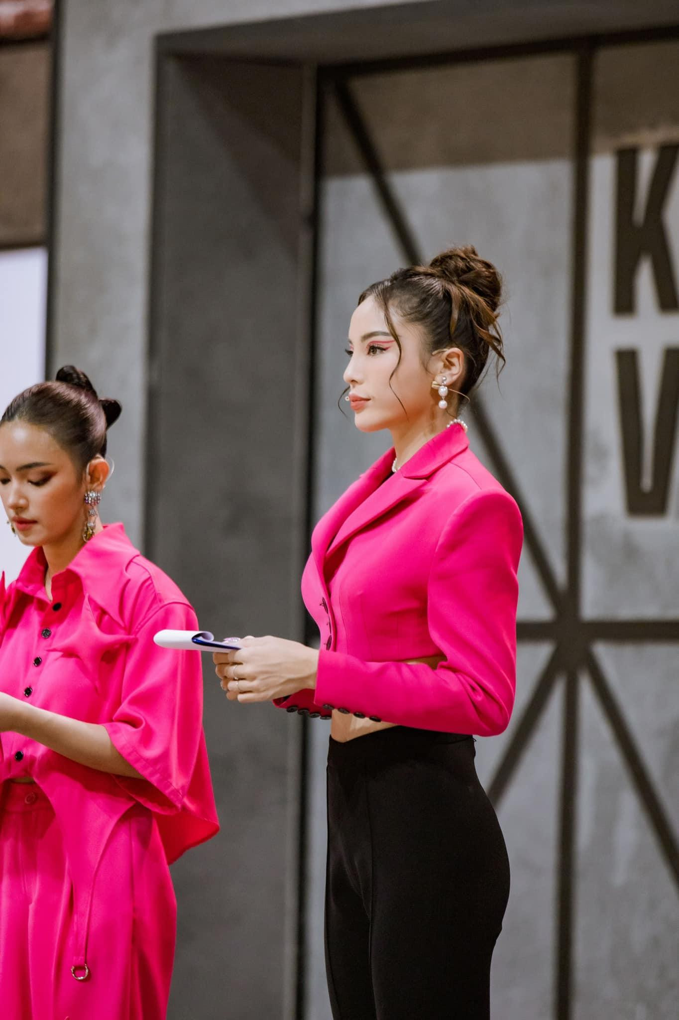 Hoa hậu Việt Nam 2014 khoe vòng eo thon quyến rũ, săn chắc. Hoa hậu Việt Nam 2014 khoe vòng eo thon quyến rũ, săn chắc.