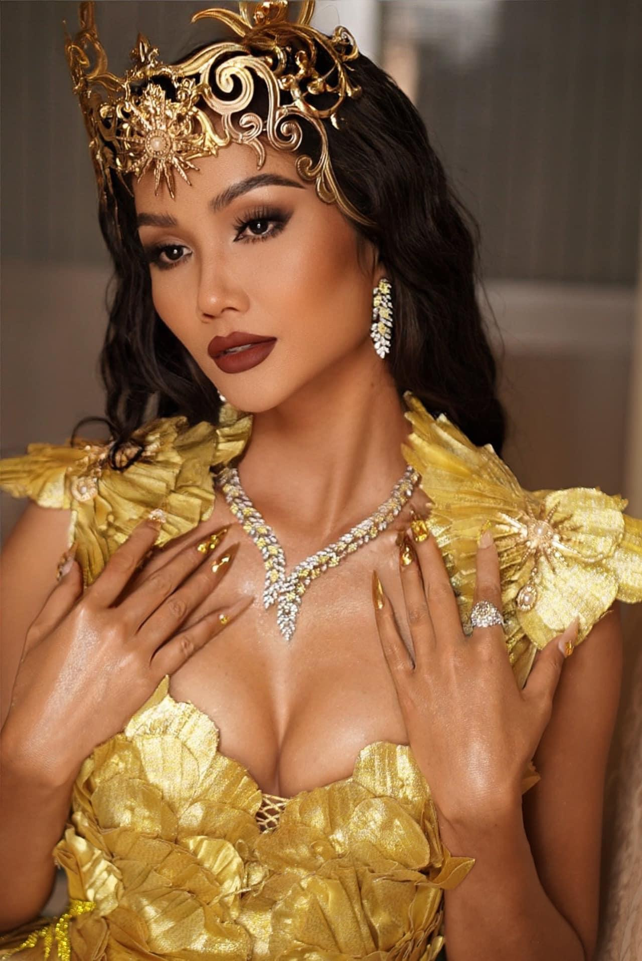 Hoa hậu H'Hen Niê cũng có một màn hóa thân đầy ấn tượng và lộng lẫy thành 'nữ thần mặt trời' khi xuất hiện trong sự kiện.