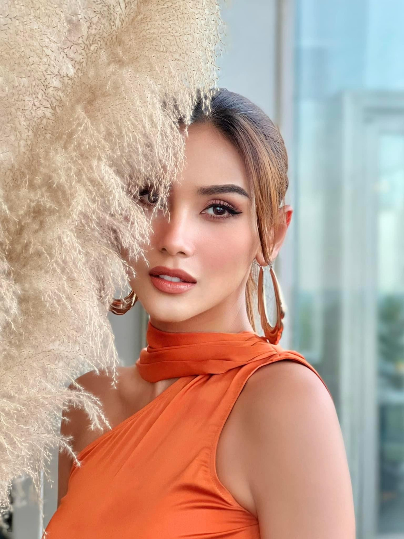 Á hậu Võ Hoàng Yến ngọt ngào, quyến rũ với bộ váy lệch vai màu cam.