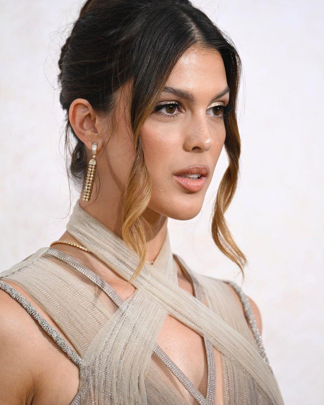 Là một mỹ nhân người Pháp nên Iris Mittenaere rất được ưu ái và chào đón tại LHP Cannes.