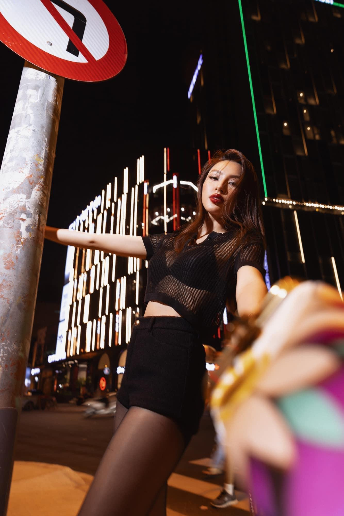 Người đẹp thể hiện trình độ tạo dáng ngày càng đa dạng và chuyên nghiệp trước ống kính. Người đẹp thể hiện trình độ tạo dáng ngày càng đa dạng và chuyên nghiệp trước ống kính.