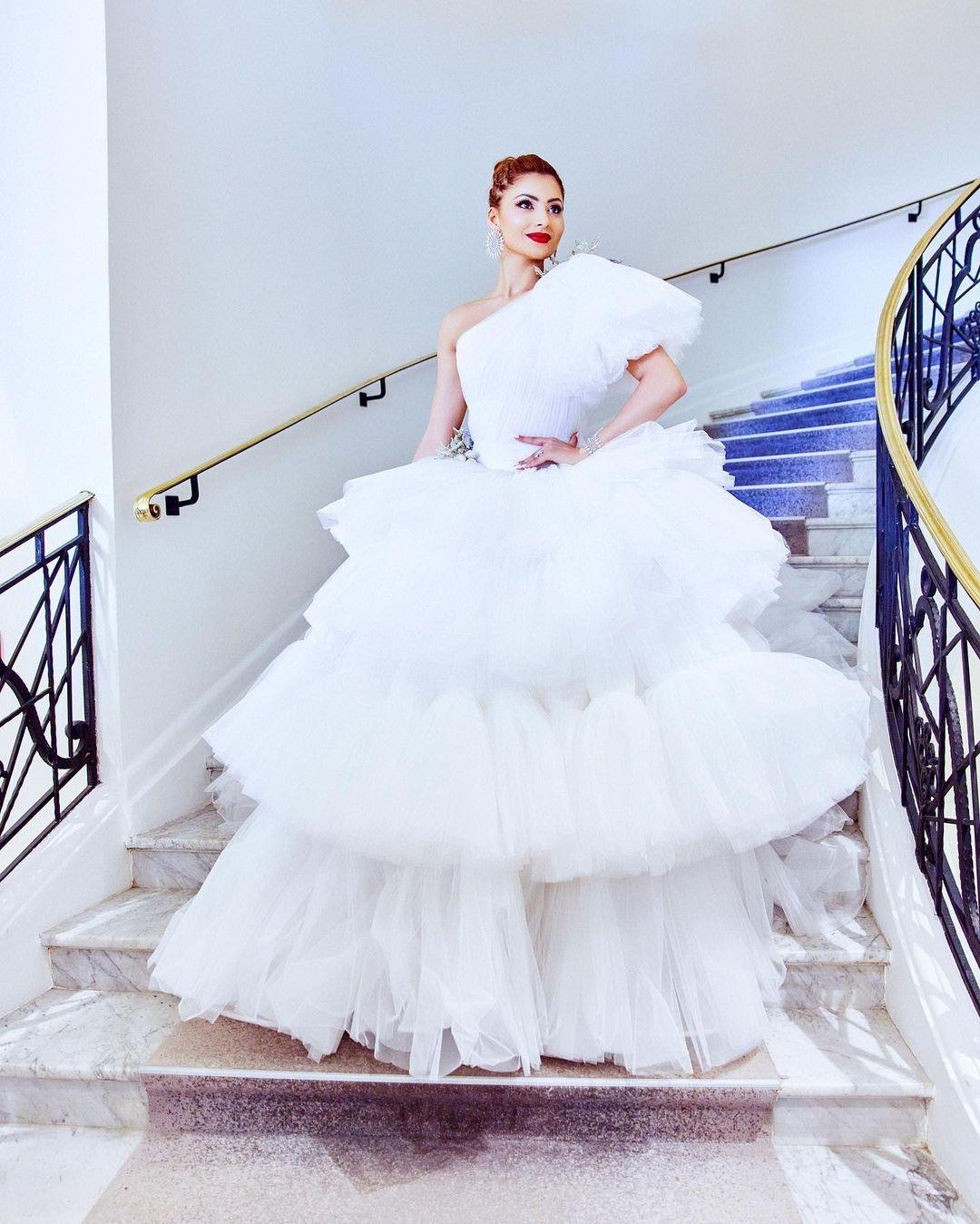 Urvashi Rautela trở thành một ngôi sao sáng ở quê nhà và tham gia nhiều bộ phim ăn khách.