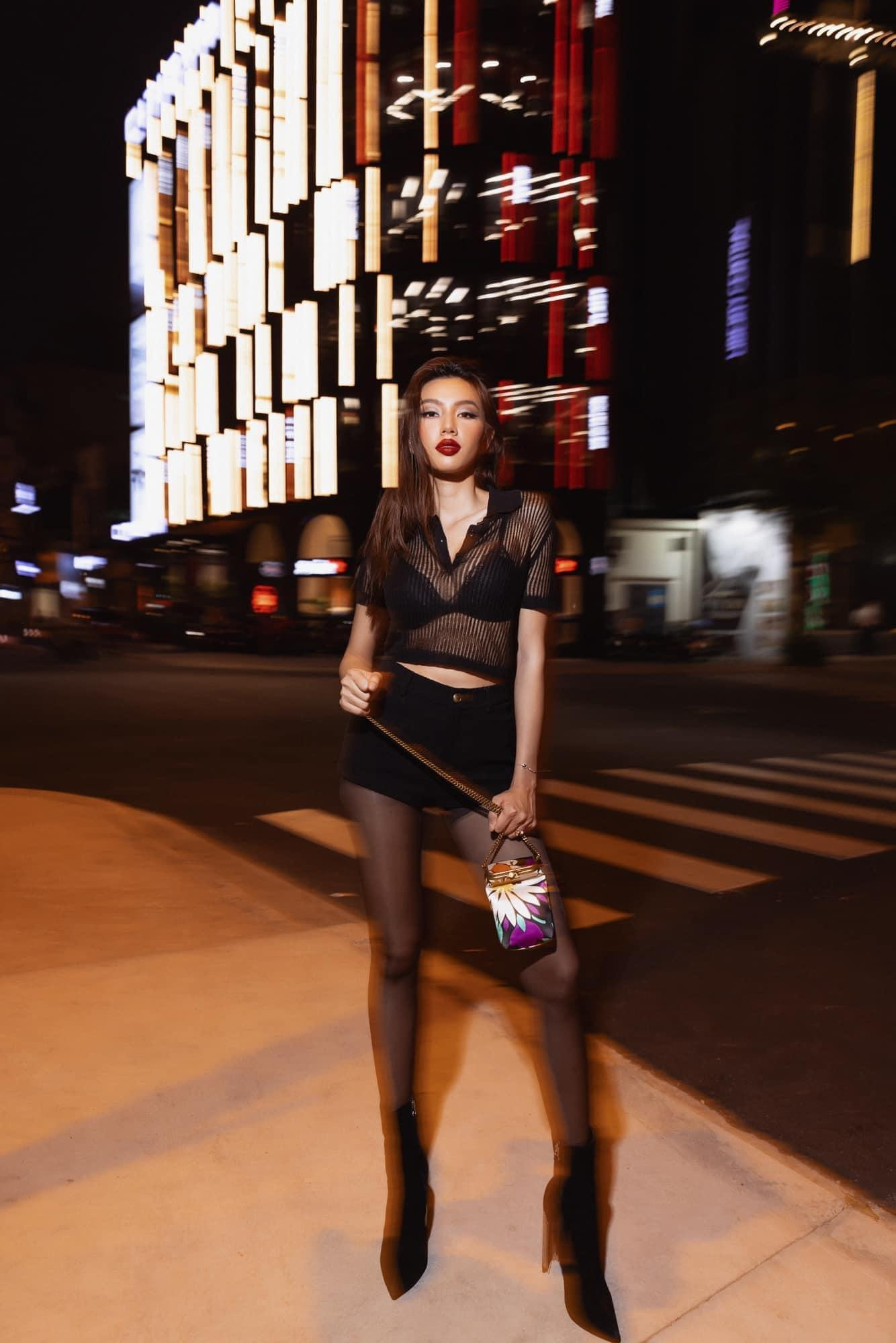 Mới đây, Hoa hậu Thùy Tiên xuất hiện cực kỳ nóng bỏng và quyến rũ trên phố với tạo hình sành điệu. Mới đây, Hoa hậu Thùy Tiên xuất hiện cực kỳ nóng bỏng và quyến rũ trên phố với tạo hình sành điệu.