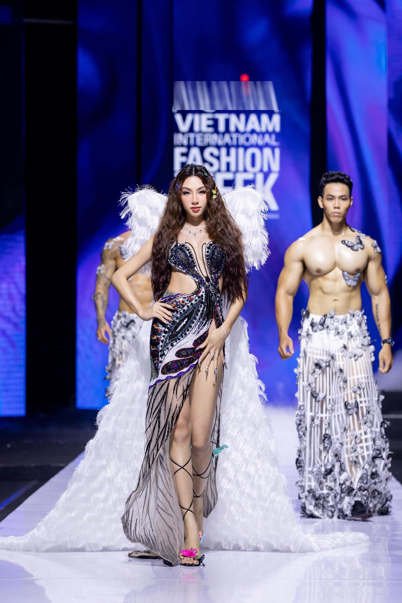 Tối 29/5, Hoa hậu Nguyễn Thúc Thuỳ Tiên xuất hiện tại một show trong Tuần lễ thời trang quốc tế Việt Nam tổ chức ở TP. HCM với vai trò người mẫu.