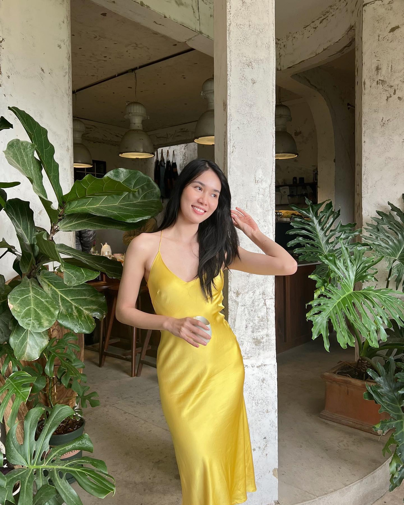 Á hậu Phương Anh diện váy lụa màu vàng khoe khéo body gợi cảm.