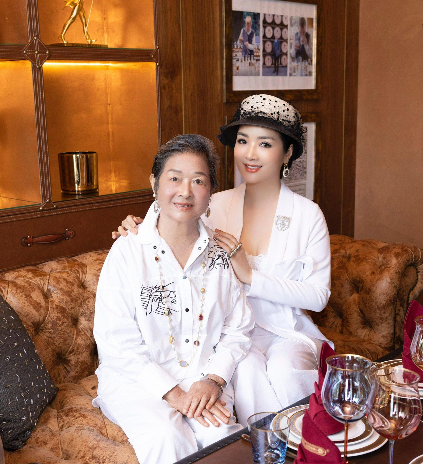 Hoa hậu Giáng My hiếm hoi đưa mẹ đi sự kiện.