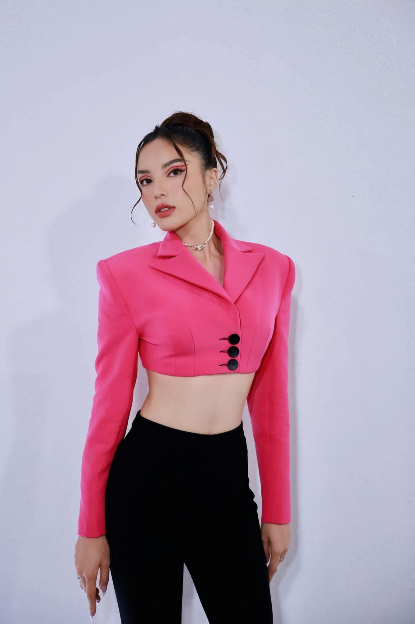 Hoa hậu Kỳ Duyên mặc áo crop-top tông màu hồng rực rỡ, khoe vòng eo bé xíu.