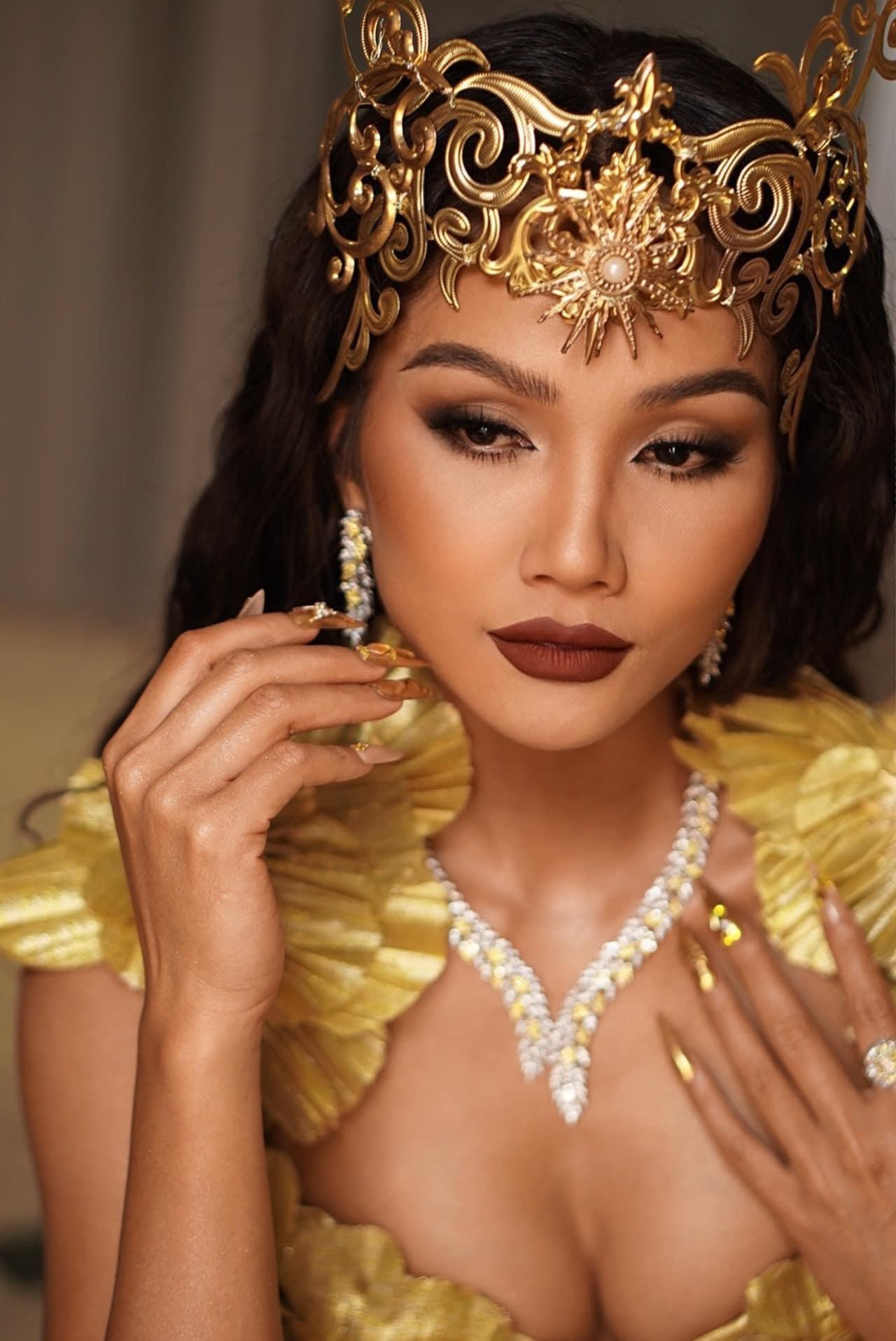 Cô diện bộ váy dát vàng cúp ngực gợi cảm, sử dụng các phụ kiện đội đầu cực cầu kỳ, lộng lẫy.