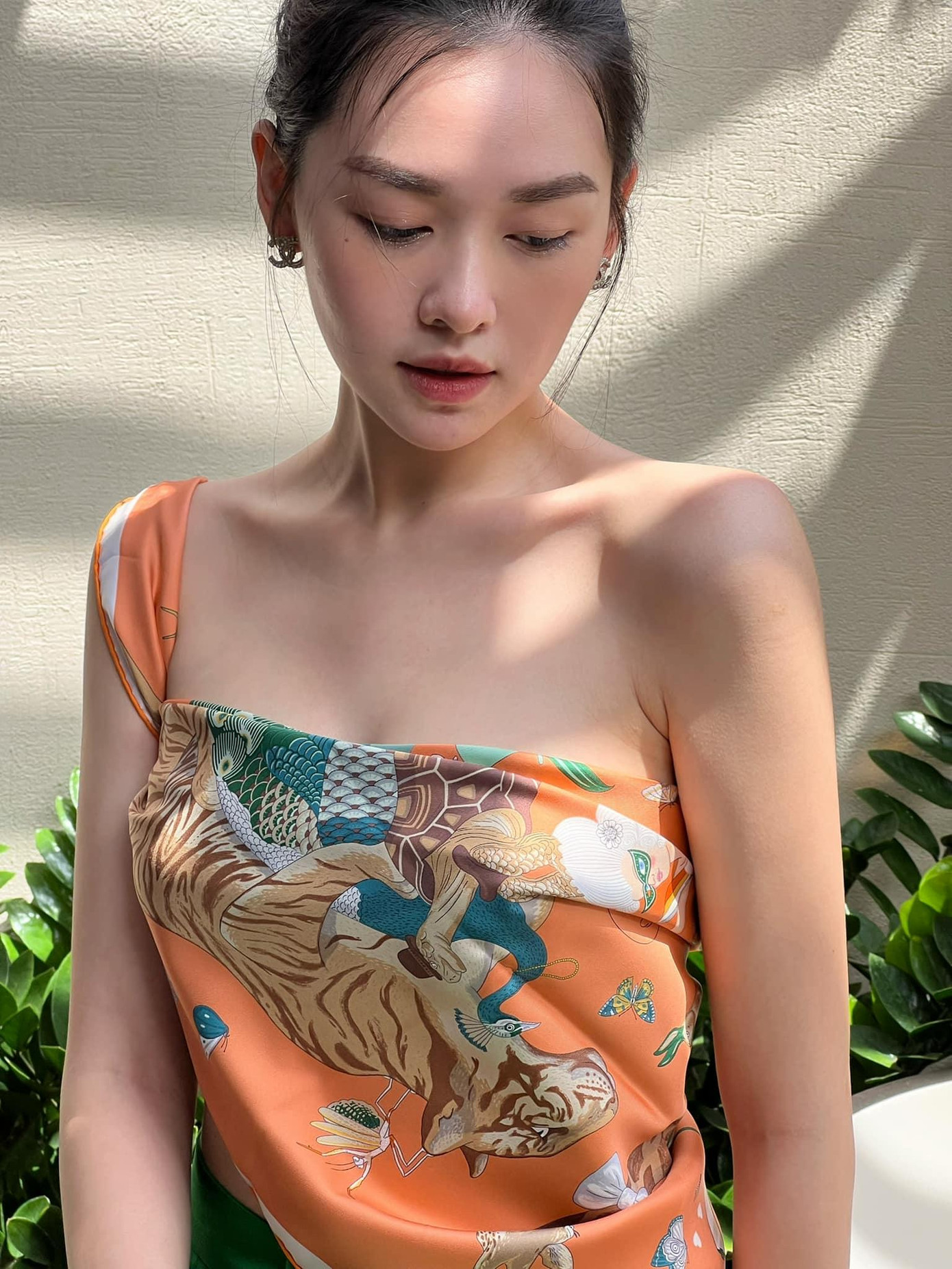 Thiết kế có hoạ tiết độc đáo giúp cho Á hậu 2 Miss World Vietnam 2019 khoe bờ vai trần quyến rũ. Thiết kế có hoạ tiết độc đáo giúp cho Á hậu 2 Miss World Vietnam 2019 khoe bờ vai trần quyến rũ.