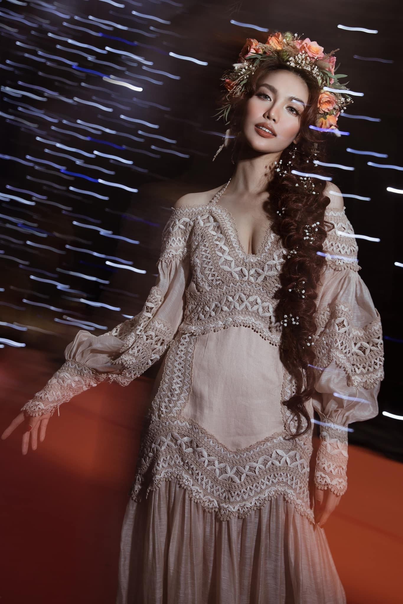 Hoa khôi Lan Khuê khoe khéo vòng một nóng bỏng với thiết kế xẻ cổ sâu. Hoa khôi Lan Khuê khoe khéo vòng một nóng bỏng với thiết kế xẻ cổ sâu.