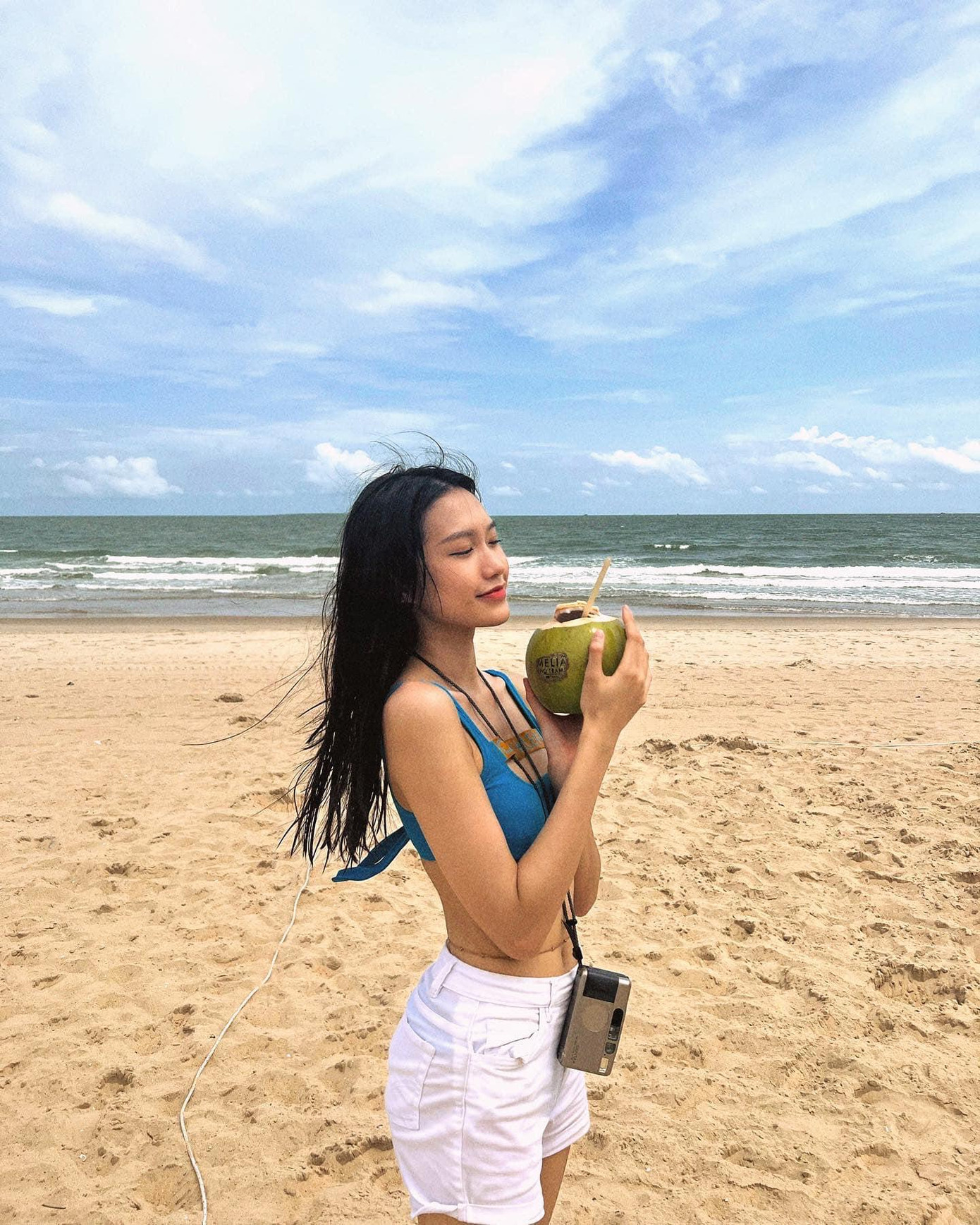 Doãn Hải My không quên khoe khéo vòng eo 'con kiến' 55 cm gây mê.