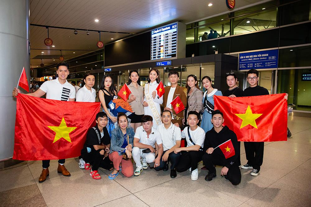 Đông đảo bạn bè ra sân bay tiễn Đoàn Hồng Trang. Đông đảo bạn bè ra sân bay tiễn Đoàn Hồng Trang.