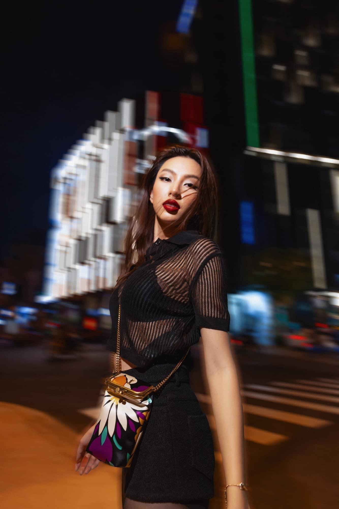 Lấy bối cảnh là đường phố TP. HCM đông đúc khi về đêm, Thùy Tiên hóa thân thành một quý cô sang chảnh và sành điệu. Lấy bối cảnh là đường phố TP. HCM đông đúc khi về đêm, Thùy Tiên hóa thân thành một quý cô sang chảnh và sành điệu.