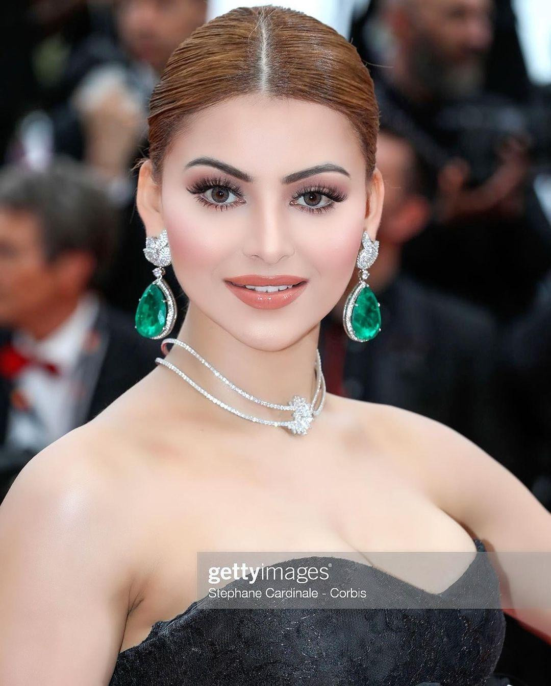 Với tư cách là một ngôi sao Bollywood, Urvashi Rautela thường xuyên được mời xuất hiện trên thảm đỏ của LHP Cannes.