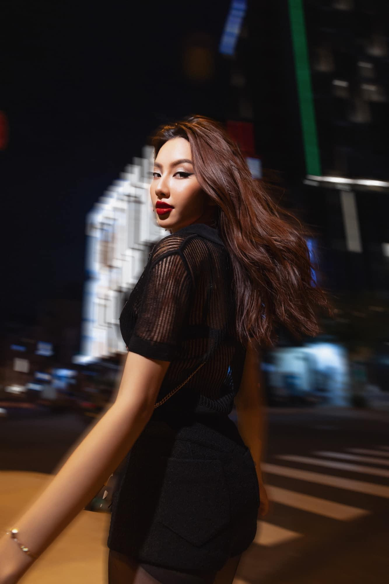 Thùy Tiên thả dáng cực kỳ chuyên nghiệp và sành điệu trên phố đêm. Thùy Tiên thả dáng cực kỳ chuyên nghiệp và sành điệu trên phố đêm.