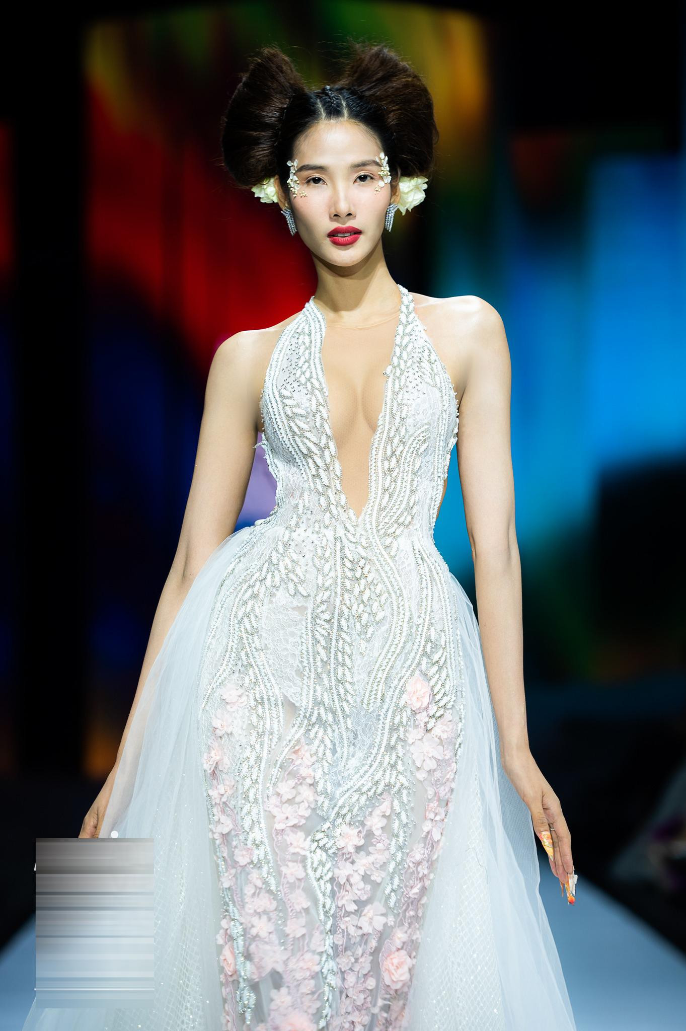 Á hậu Hoàng Thuỳ diện váy dạ hội xẻ ngực nóng bỏng trên sàn diễn thời trang. Á hậu Hoàng Thuỳ diện váy dạ hội xẻ ngực nóng bỏng trên sàn diễn thời trang.