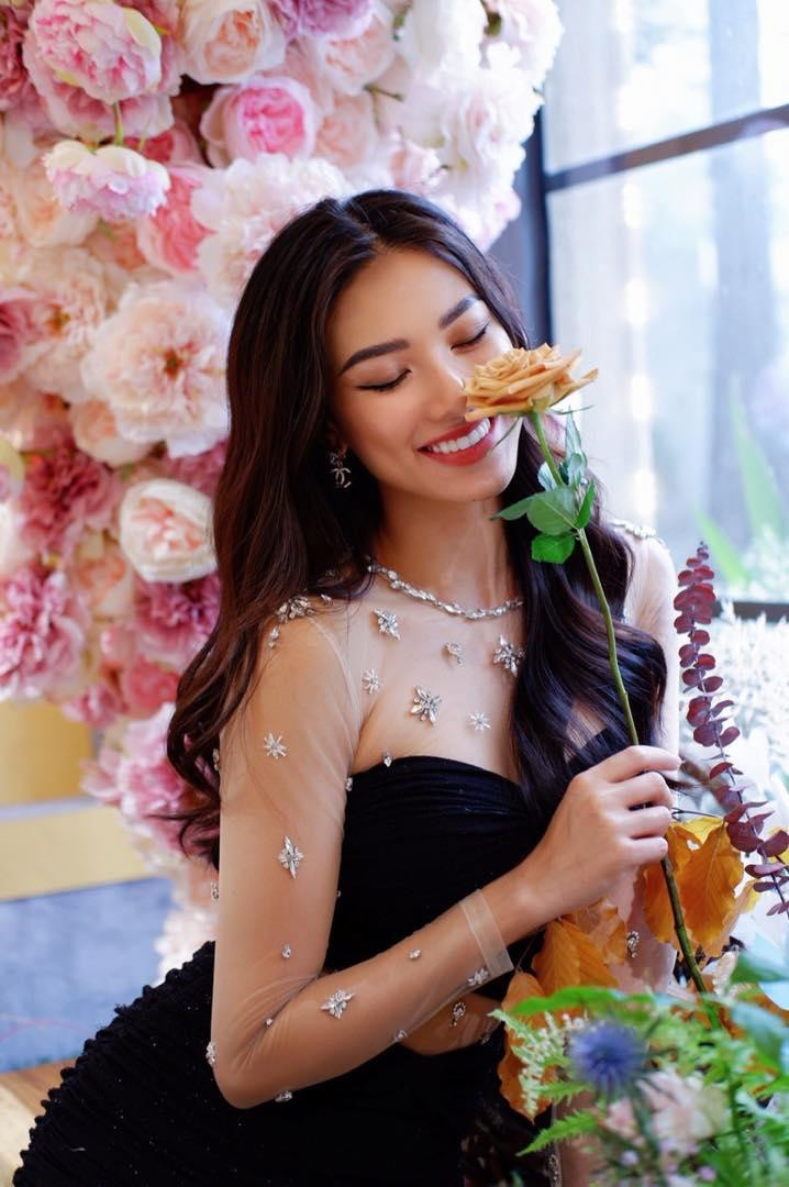 Nhan sắc xinh đẹp, quyến rũ của người đẹp nhận được sự khen ngợi của fans. Nhan sắc xinh đẹp, quyến rũ của người đẹp nhận được sự khen ngợi của fans.