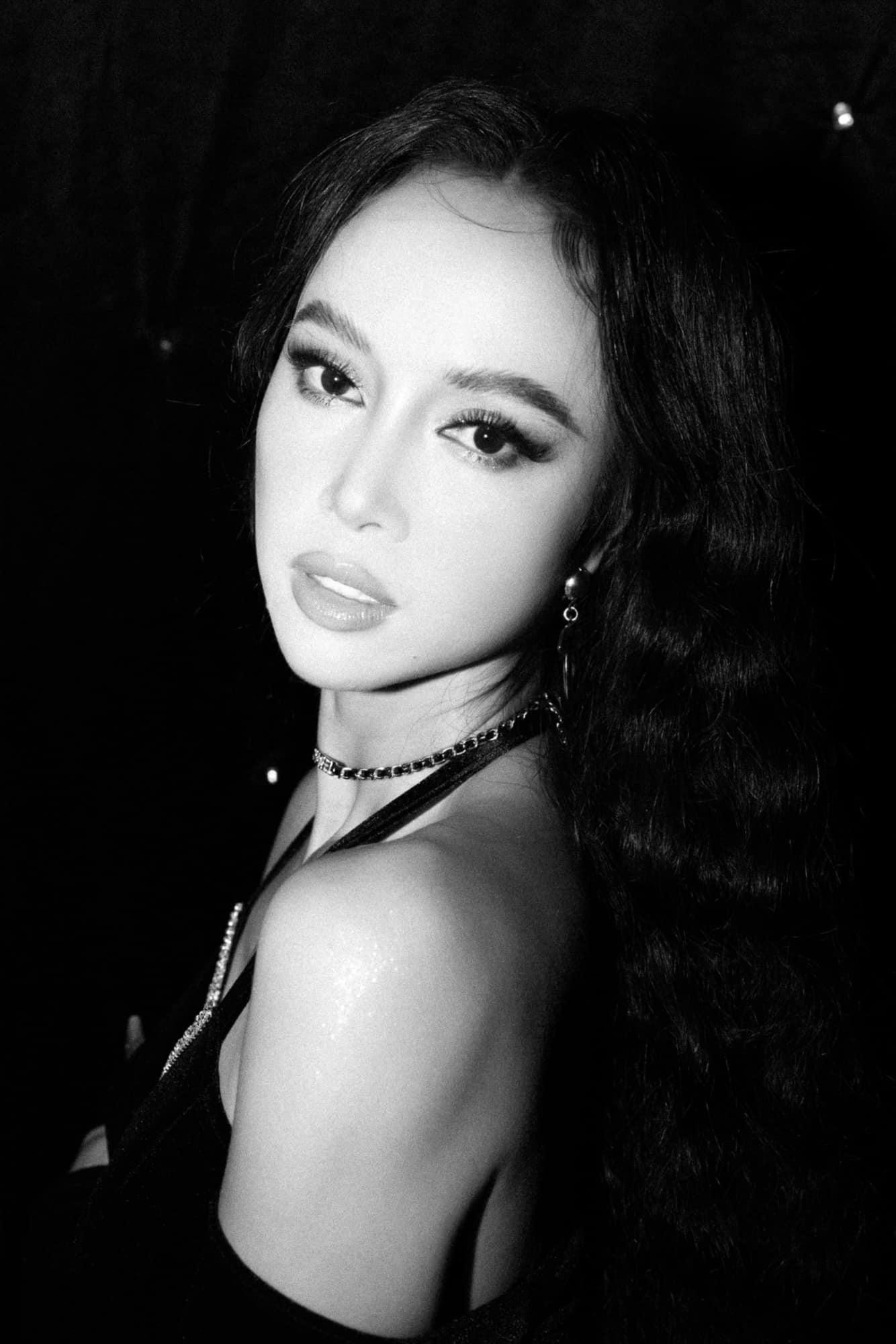 Sau "Quyên", Vũ Ngọc Anh trở thành cái tên nổi bật trong showbiz và góp mặt trong rất nhiều sự kiện. Cô cũng trở thành 'nàng thơ" của nhiều nhà thiết kế và được đảm nhận nhiều vai trò quan trọng trên sàn diễn thời trang. Hiện tại, người đẹp đang có mối tình lãng mạn bên nam ca sĩ Cường Seven.