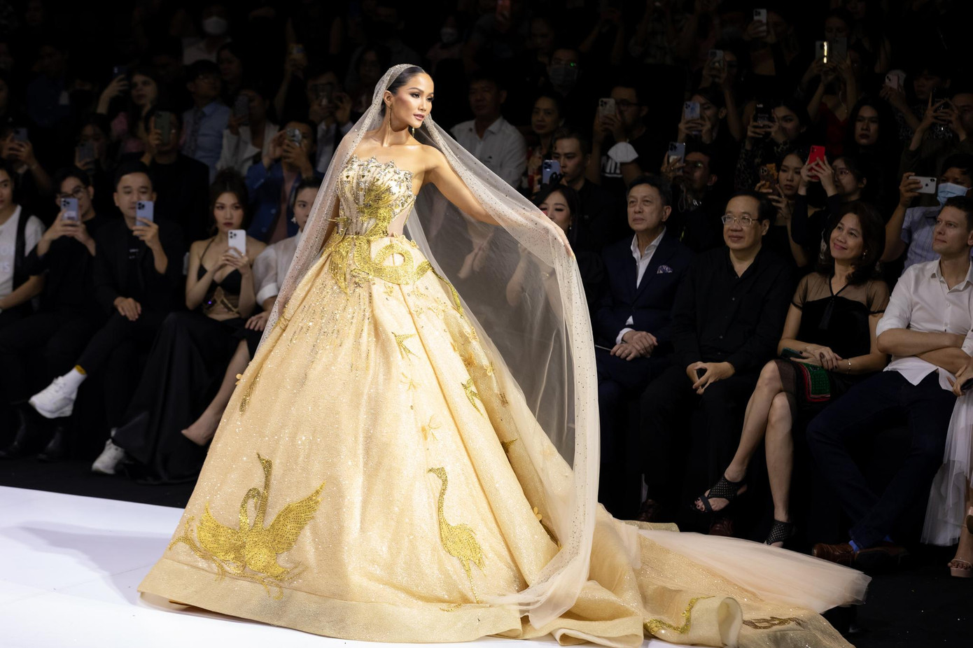 Trong cả hai lần, H'Hen Niê đều có một màn hóa thân cầu kỳ và lộng lẫy tựa 'nữ thần'.