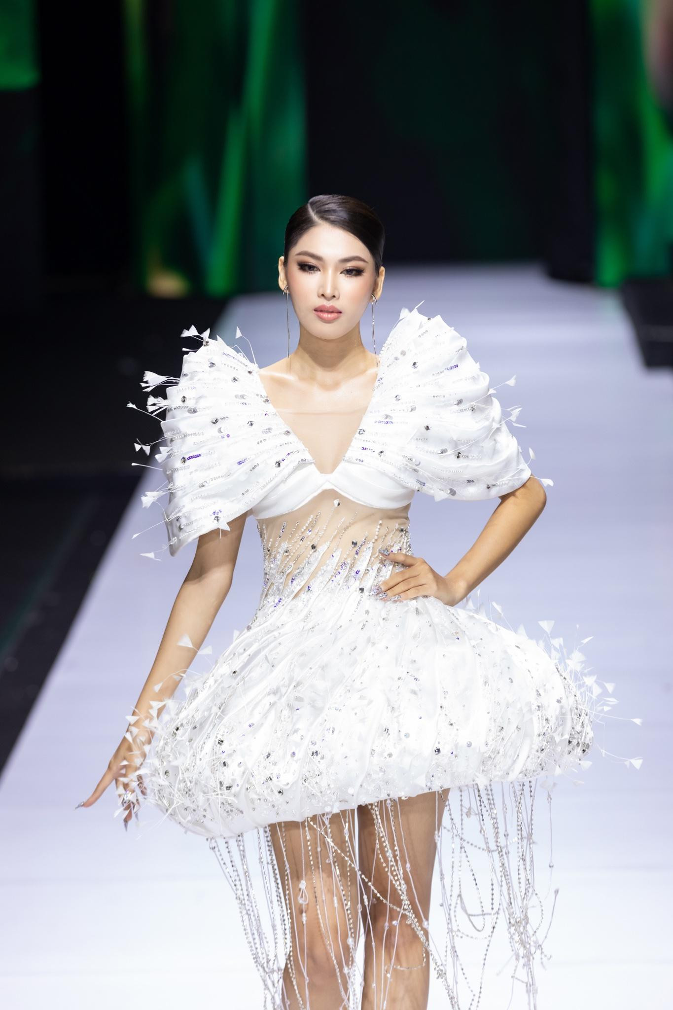 Á hậu Ngọc Thảo diện váy tua rua lạ mắt trên sàn diễn thời trang.