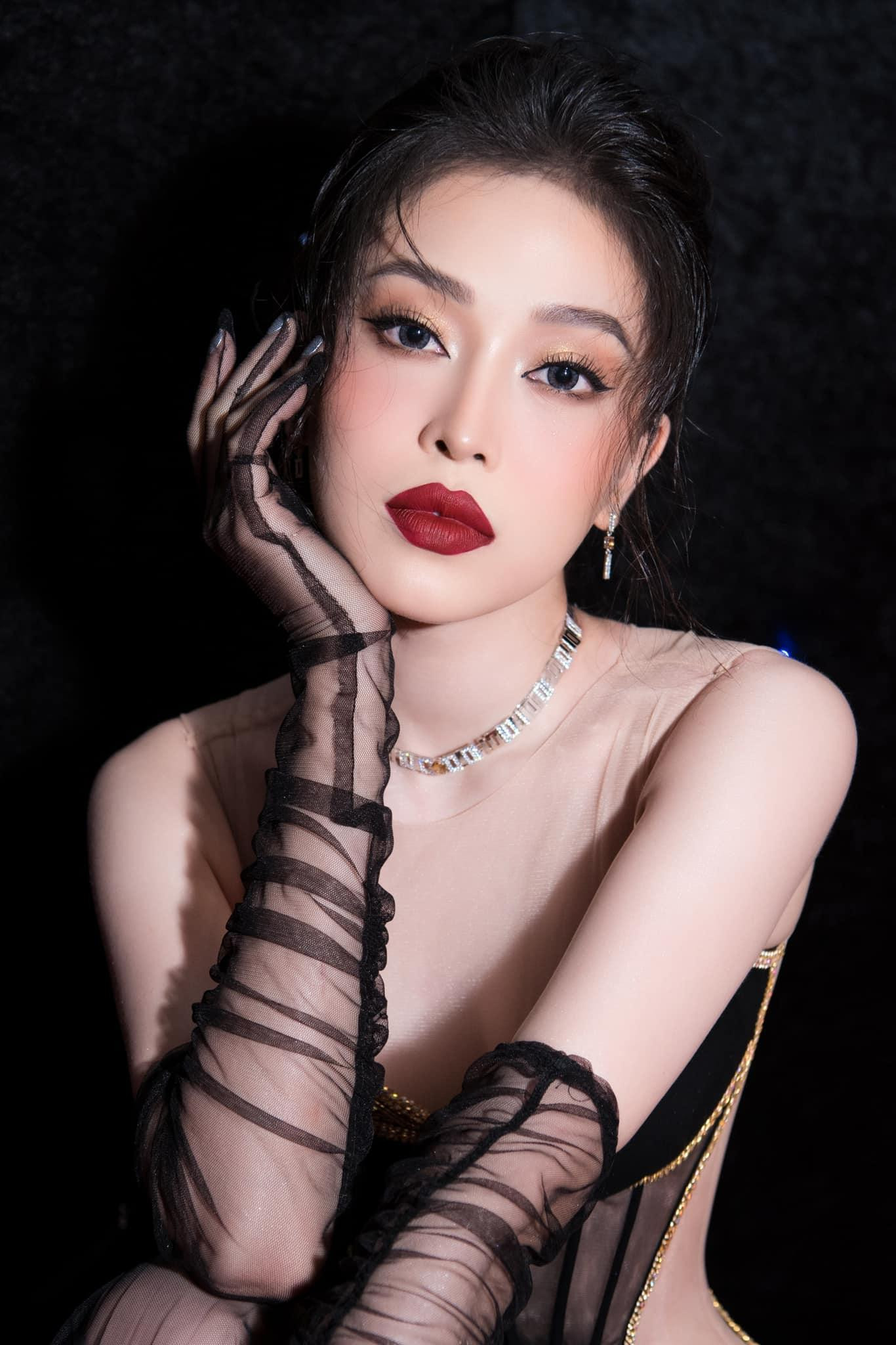 Á hậu Phương Nga xinh đẹp, bí ẩn với bộ váy đen xuyên thấu.