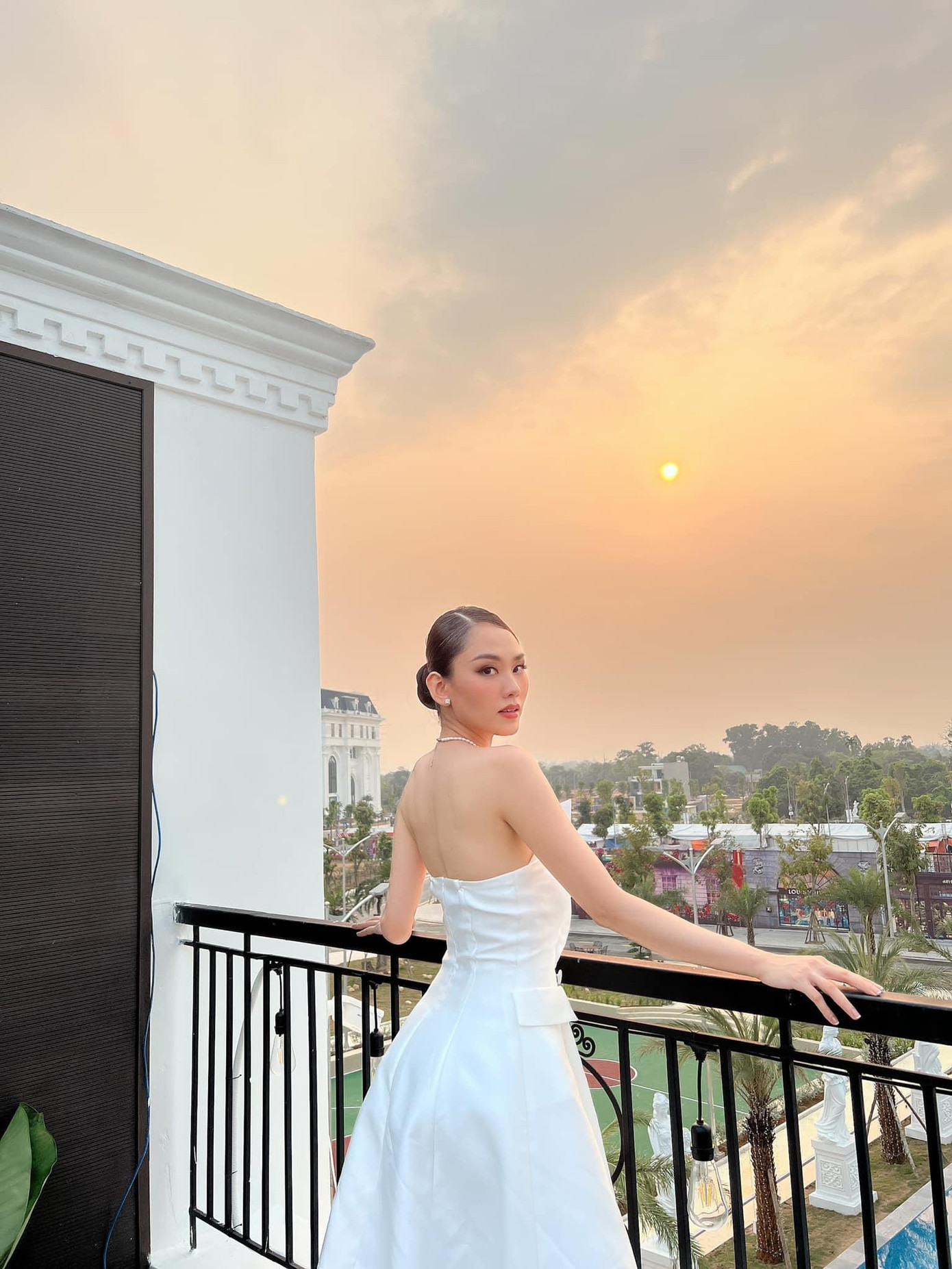 Người đẹp Nhân ái Mai Phương khoe lưng trần quyến rũ với bộ váy trắng thanh lịch. Người đẹp Nhân ái Mai Phương khoe lưng trần quyến rũ với bộ váy trắng thanh lịch.