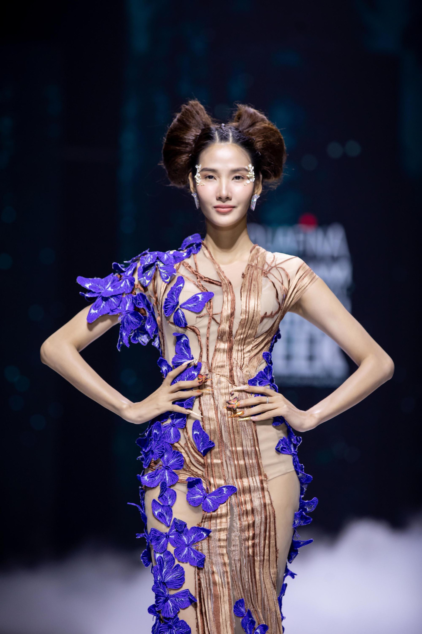 Hoàng Thùy gây chú ý với mái tóc độc đáo.