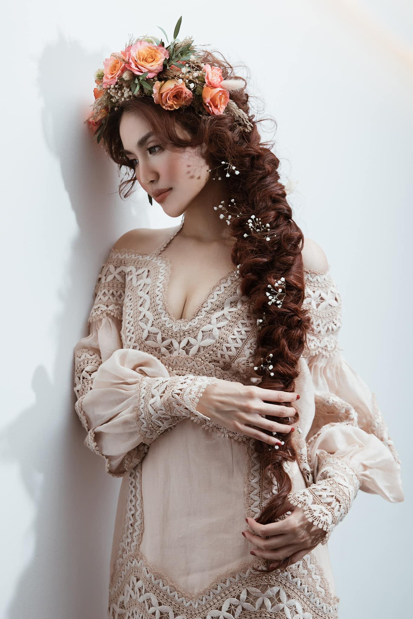 Người đẹp còn sử dụng phụ kiện đội đầu bằng hoa, mang lại cho cô vẻ đẹp dịu dàng, mơ mộng tựa 'nàng thơ'. Người đẹp còn sử dụng phụ kiện đội đầu bằng hoa, mang lại cho cô vẻ đẹp dịu dàng, mơ mộng tựa 'nàng thơ'.