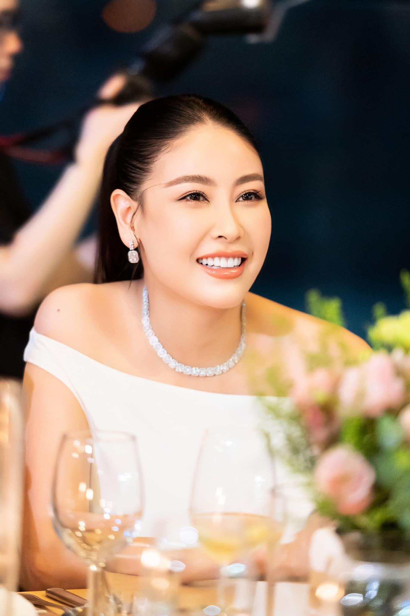 Hoa hậu Hà Kiều Anh diện váy trễ vai nóng bỏng trong buổi tiệc sinh nhật muộn. Hoa hậu Hà Kiều Anh diện váy trễ vai nóng bỏng trong buổi tiệc sinh nhật muộn.