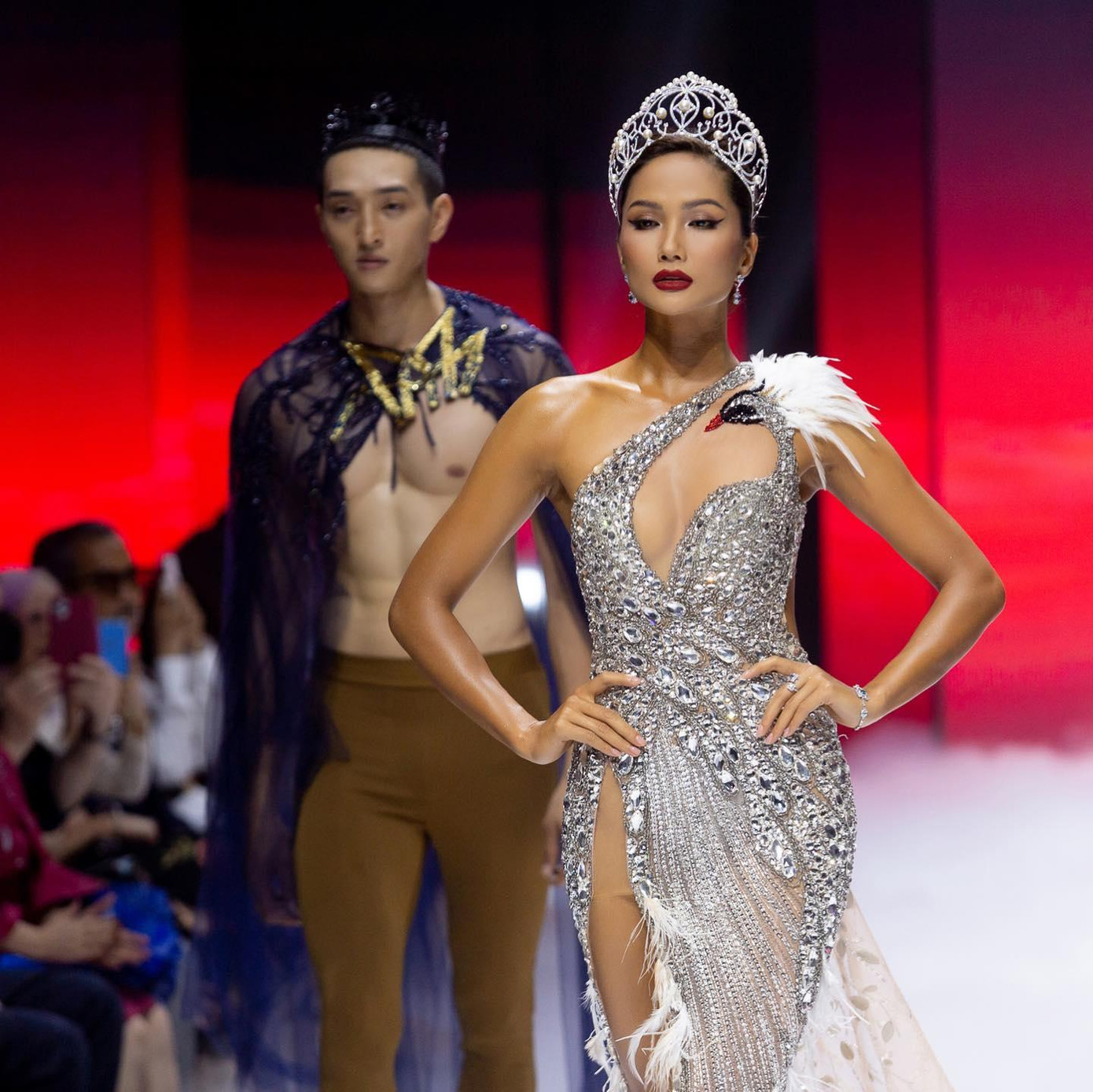 Trước đó, Hoa hậu H'Hen Niê cũng đã diện thiết kế độc đáo này trên sàn diễn thời trang. Trước đó, Hoa hậu H'Hen Niê cũng đã diện thiết kế độc đáo này trên sàn diễn thời trang.