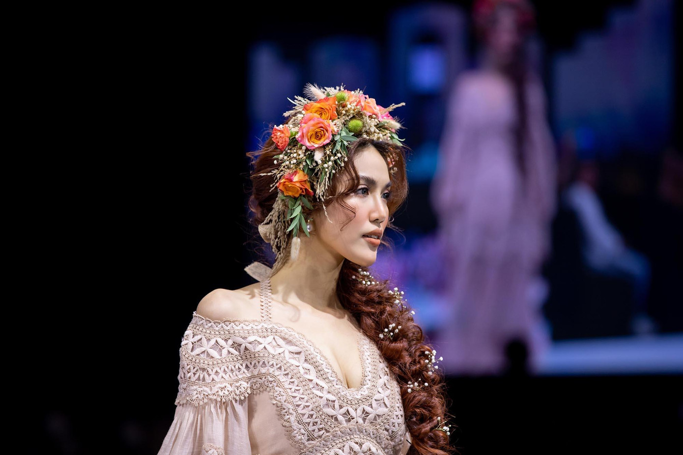 Người đẹp sử dụng phụ kiện đội đầu bằng hoa cỏ, đẹp mơ màng như một nàng công chúa trong truyện cổ tích.