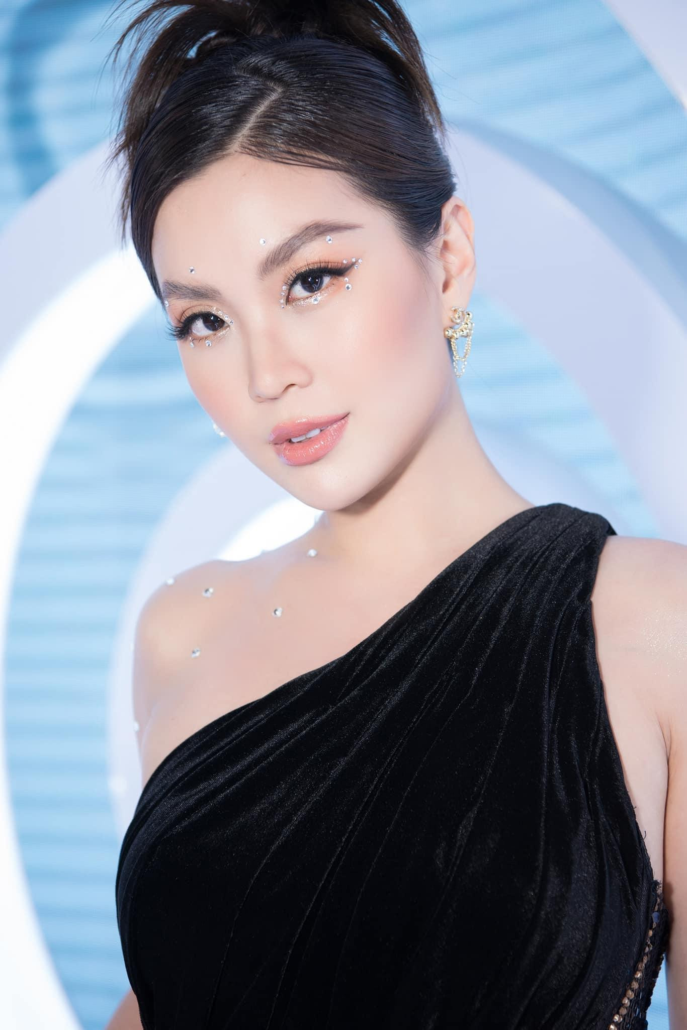 Á hậu Diễm Trang cũng diện váy lệch vai, khoe nhan sắc kiêu sa và kiều diễm.