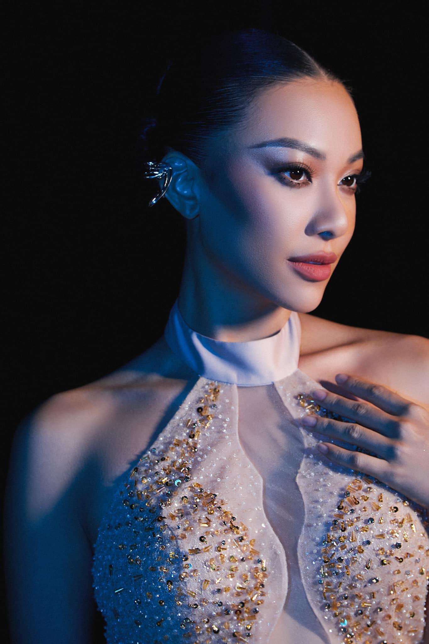 Á hậu Kim Duyên mặc váy kiểu cổ yếm, đính kết cầu kỳ, khoe vai trần quyến rũ.