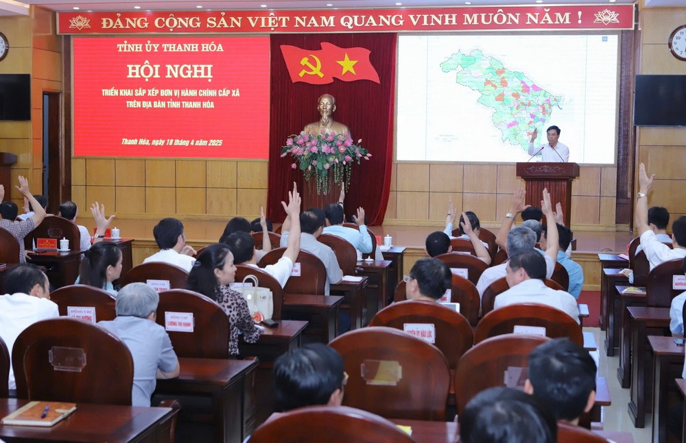 Các đồng chí Ủy viên Ban Chấp hành Đảng bộ tỉnh Thanh Hóa biểu quyết thông qua nghị quyết về đề án sắp xếp đơn vị hành chính cấp xã Các đồng chí Ủy viên Ban Chấp hành Đảng bộ tỉnh Thanh Hóa biểu quyết thông qua nghị quyết về đề án sắp xếp đơn vị hành chính cấp xã
