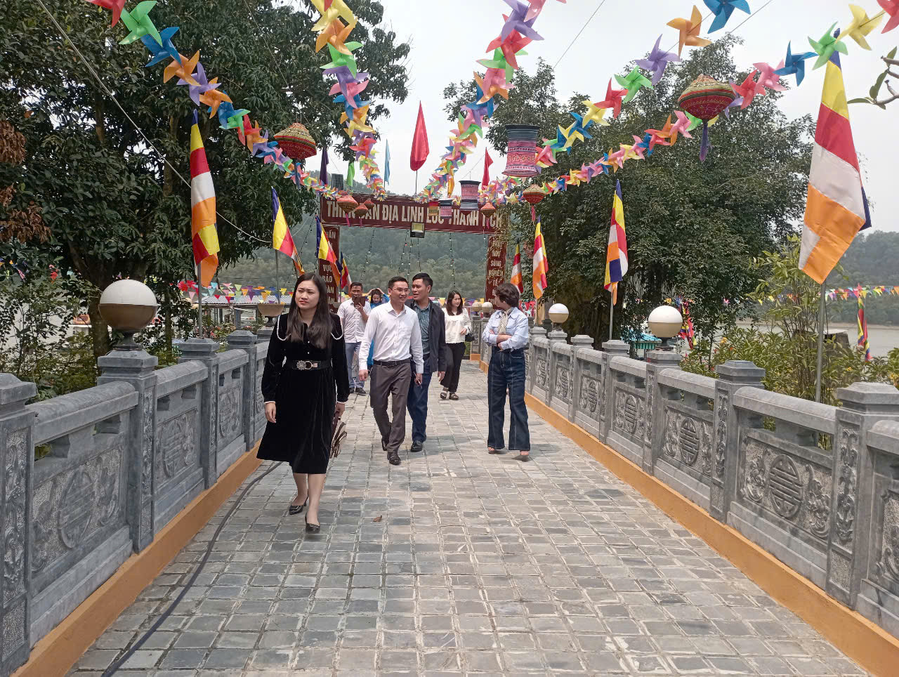 Các đặc sản từ dòng sông Mã cùng kho tàng dân ca, dân vũ, nhất là các làn điệu hò sông Mã phục vụ du khách, góp phần lan tỏa giá trị, bản sắc văn hóa xứ Thanh qua các sản phẩm du lịch, dịch vụ. Các đặc sản từ dòng sông Mã cùng kho tàng dân ca, dân vũ, nhất là các làn điệu hò sông Mã phục vụ du khách, góp phần lan tỏa giá trị, bản sắc văn hóa xứ Thanh qua các sản phẩm du lịch, dịch vụ.