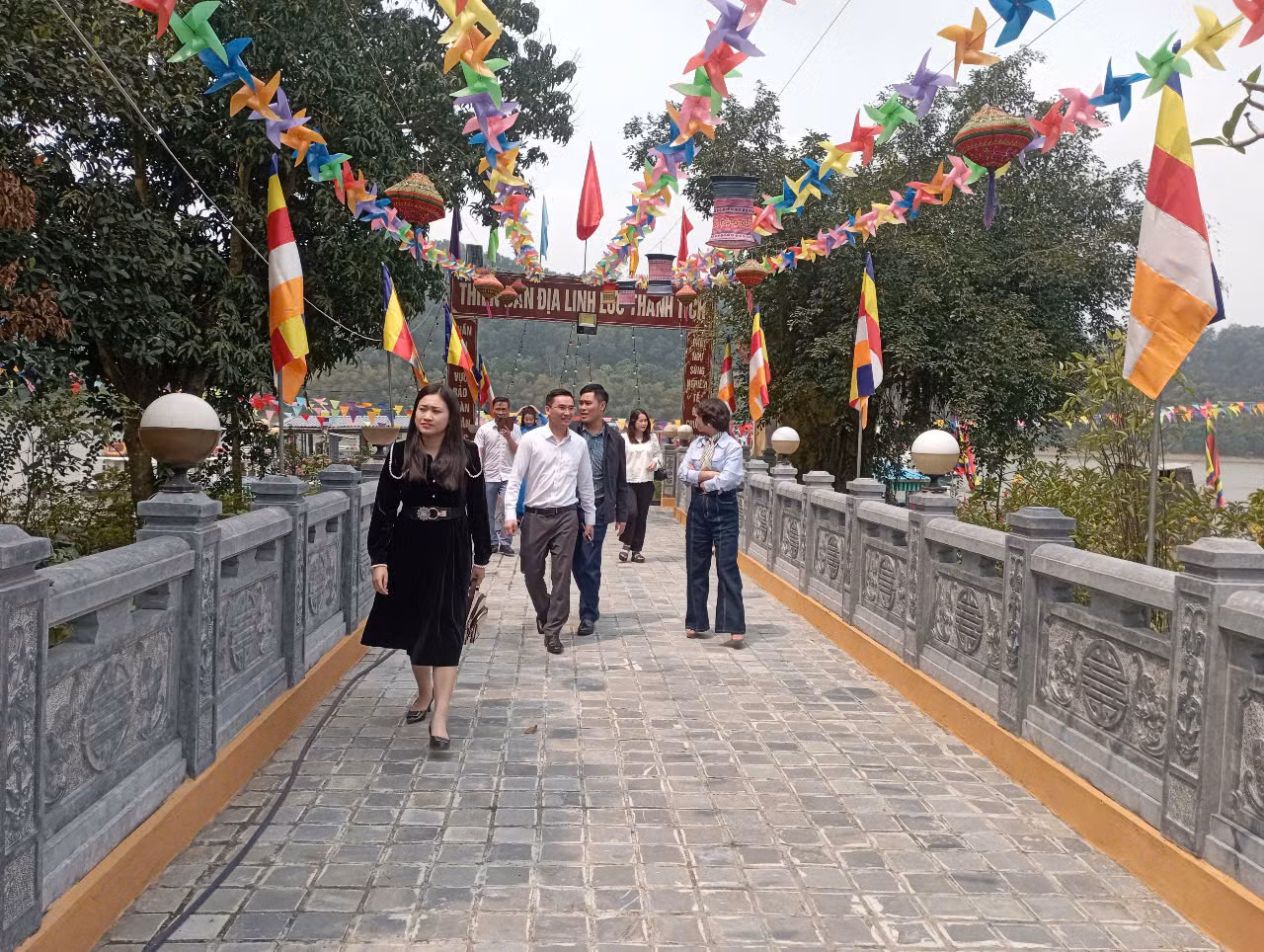 Các đặc sản từ dòng sông Mã cùng kho tàng dân ca, dân vũ, nhất là các làn điệu hò sông Mã phục vụ du khách, góp phần lan tỏa giá trị, bản sắc văn hóa xứ Thanh qua các sản phẩm du lịch, dịch vụ.
