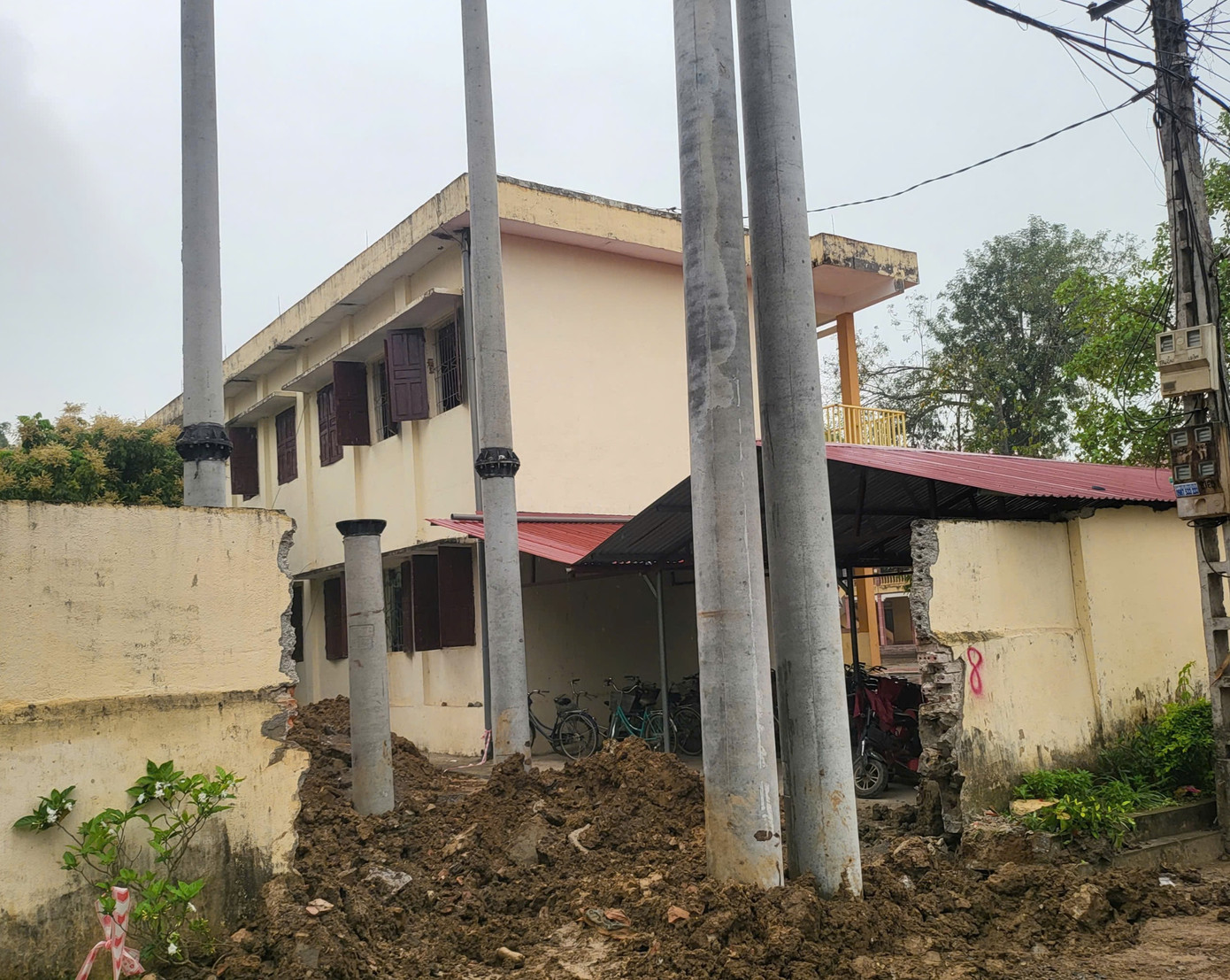 Đơn vị thi công đã thực hiện xong việc dựng cột