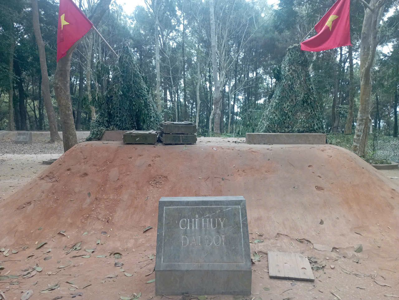 Trong đó, hầm chỉ huy gồm 3 đồng chí: Đại đội phó, Chính trị viên phó và khí tài. Đài Ra đa quan sát do đại đội trưởng và chính trị viên trưởng chỉ huy. Khi phát hiện ra máy bay địch vào tầm ngắm thì sẽ lệnh cho hầm chỉ huy. Nhận được tín hiệu đánh từ đài Ra đa, đại đội phó sẽ lệnh cho trung đội pháo B1 và trung đội pháo B2 nhận lệnh phất cờ để các khẩu đội nhằm thẳng hướng quân thù mà bắn.