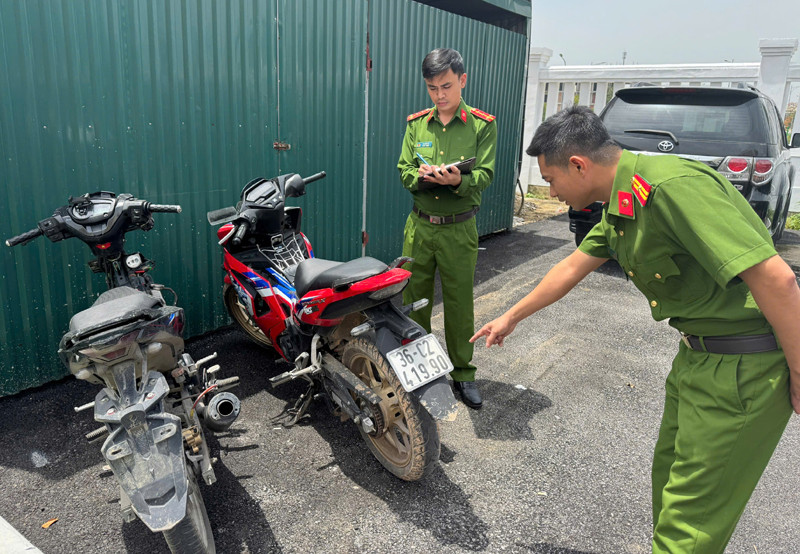 Cơ quan chức năng kiểm tra tang vật vụ án