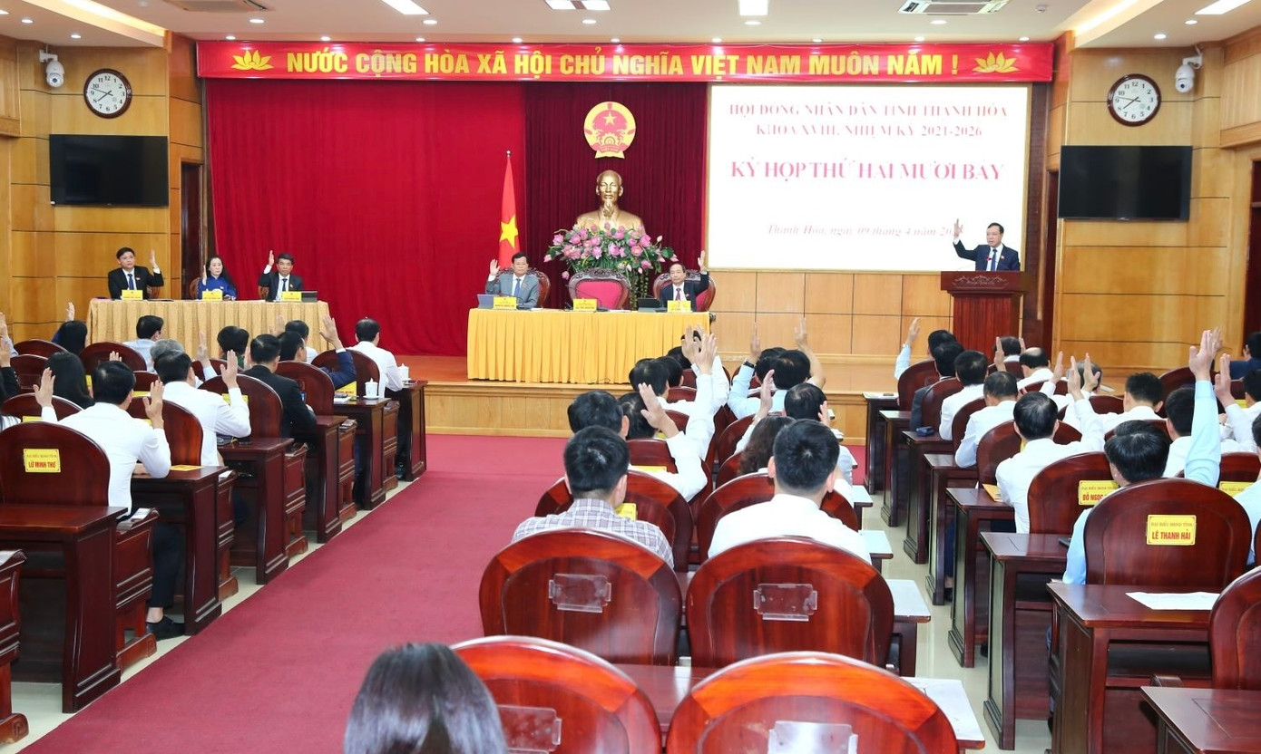 Các đại biểu HĐND tỉnh biểu quyết thông qua các nghị quyết của kỳ họp.