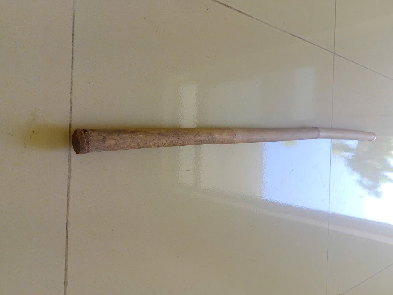 Chiếc gậy học tiết thể dục làm bằng tre, sai quy định tại Trường Tiểu học Tén Tằn, huyện Mường Lát (Thanh Hóa)