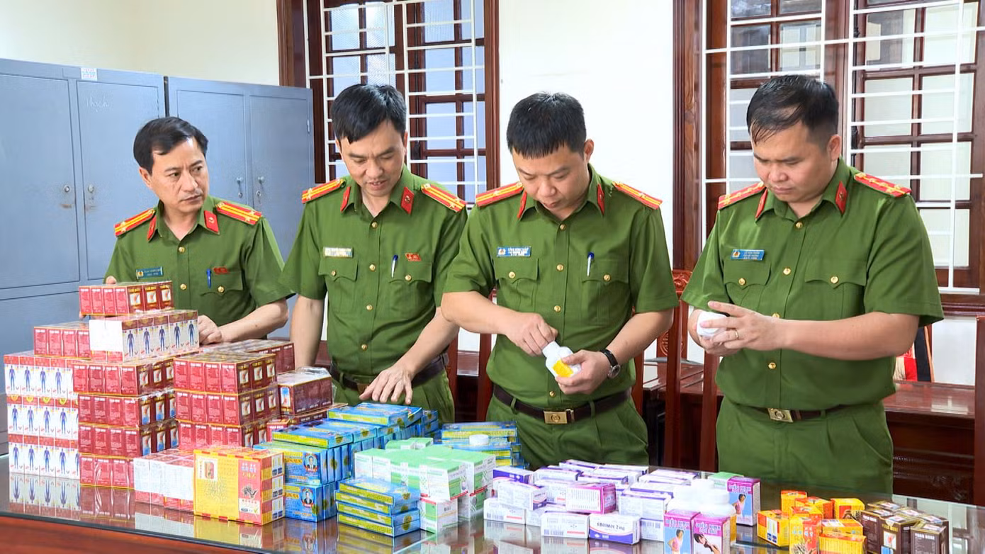 Cơ quan công an kiểm tra tang vật
