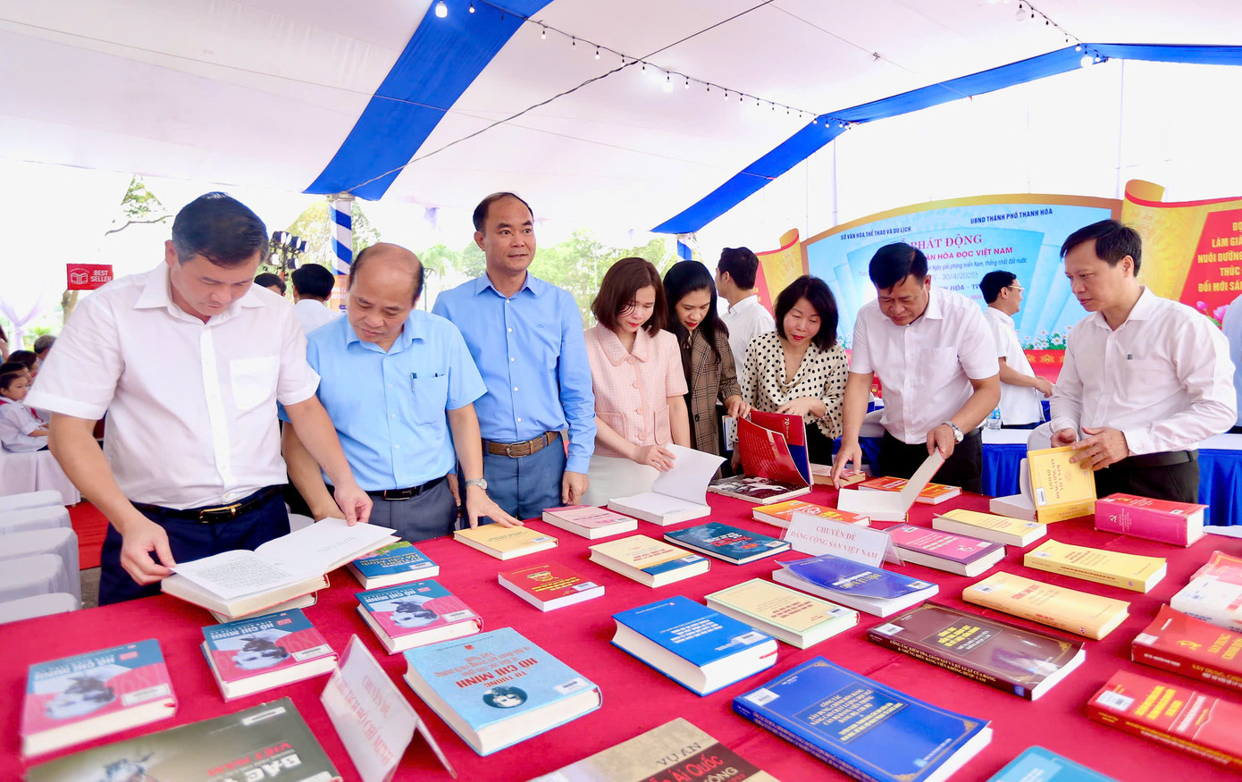 Lễ phát động Ngày sách và Văn hóa đọc Việt Nam tỉnh Thanh Hóa và trưng bày sách với thông điệp Văn hóa đọc, kết nối cộng đồng”, diễn ra trong thời gian 5 ngày (từ 21-25/4), tại công viên Hội An (TP Thanh Hóa) với nhiều hoạt động hấp dẫn, phong phú và sôi nổi. Trong ảnh là các đại biểu tham quan gian trưng bày sách. Lễ phát động Ngày sách và Văn hóa đọc Việt Nam tỉnh Thanh Hóa và trưng bày sách với thông điệp Văn hóa đọc, kết nối cộng đồng”, diễn ra trong thời gian 5 ngày (từ 21-25/4), tại công viên Hội An (TP Thanh Hóa) với nhiều hoạt động hấp dẫn, phong phú và sôi nổi. Trong ảnh là các đại biểu tham quan gian trưng bày sách.