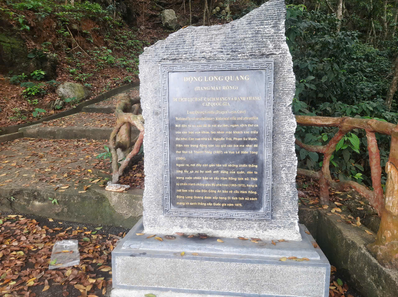 Trong đó, hang Mắt Rồng từng là điểm đóng quân của phân đội 3, công an nhân dân vũ trang Thanh Hóa (nay là Bộ đội Biên phòng Thanh Hóa) và trở thành nơi sơ cứu cho các chiến sĩ bị thương trong cuộc kháng chiến chống Mỹ bảo vệ cầu Hàm Rồng. Trong đó, hang Mắt Rồng từng là điểm đóng quân của phân đội 3, công an nhân dân vũ trang Thanh Hóa (nay là Bộ đội Biên phòng Thanh Hóa) và trở thành nơi sơ cứu cho các chiến sĩ bị thương trong cuộc kháng chiến chống Mỹ bảo vệ cầu Hàm Rồng.