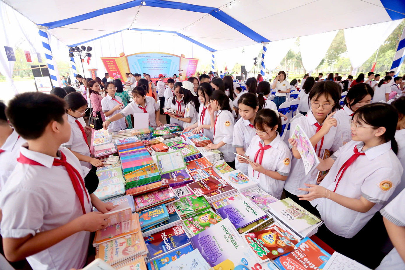 Nhiều hoạt động diễn ra tại Ngày sách và Văn hóa đọc Việt Nam tại Thanh Hóa như tổ chức các gian trưng bày sách, giao lưu với các tác giả và nhà xuất bản sách, cho chữ thư pháp, giao lưu với diễn giả Nguyễn Cảnh Bình về những nội dung liên quan đến Văn hóa đọc sách và vai trò của trí thức trong xã hội hiện đại AI... Nhiều hoạt động diễn ra tại Ngày sách và Văn hóa đọc Việt Nam tại Thanh Hóa như tổ chức các gian trưng bày sách, giao lưu với các tác giả và nhà xuất bản sách, cho chữ thư pháp, giao lưu với diễn giả Nguyễn Cảnh Bình về những nội dung liên quan đến Văn hóa đọc sách và vai trò của trí thức trong xã hội hiện đại AI...