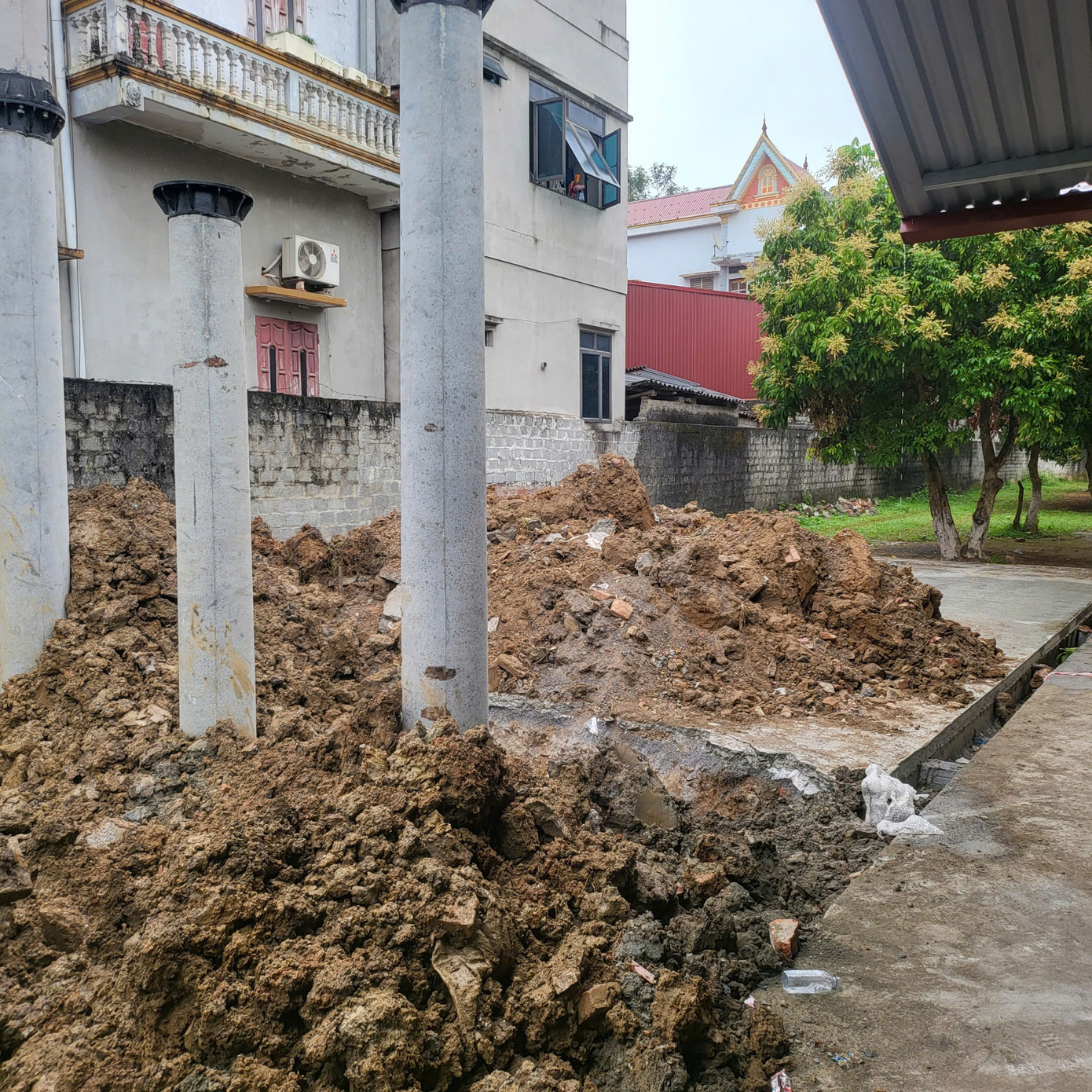 Trạm biến áp xây dựng trong khuôn viên trường học