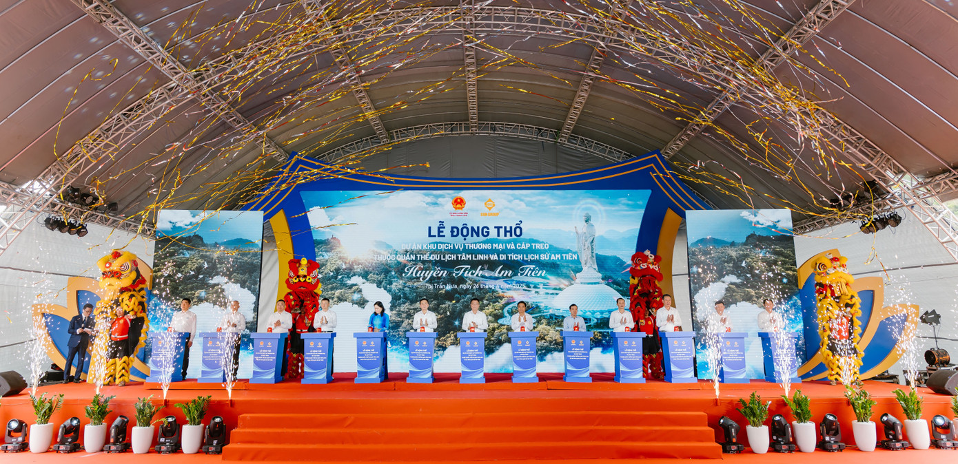 Các đại biểu thực hiện nghi thức tại lễ động thổ dự án.