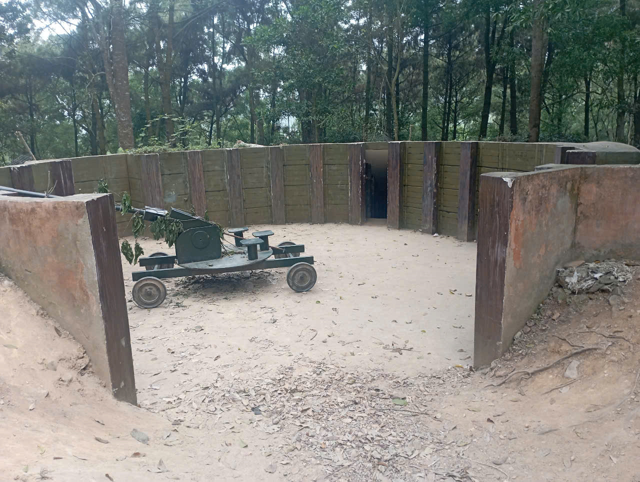 Hầm câu lạc bộ với diện tích 30 m2 là nơi nghỉ ngơi, sinh hoạt của các chiến sĩ. Ở hầm câu lạc bộ có 2 đường lên xuống nhỏ hẹp, bên trong là bàn ghế và một số vật dụng cần thiết.